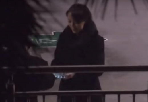 김여정 노동당 제1부부장이 김정은 북한 국무위원장에게 재떨이를 가져다 주는 모습./사진=일본 TBS 영상 캡처