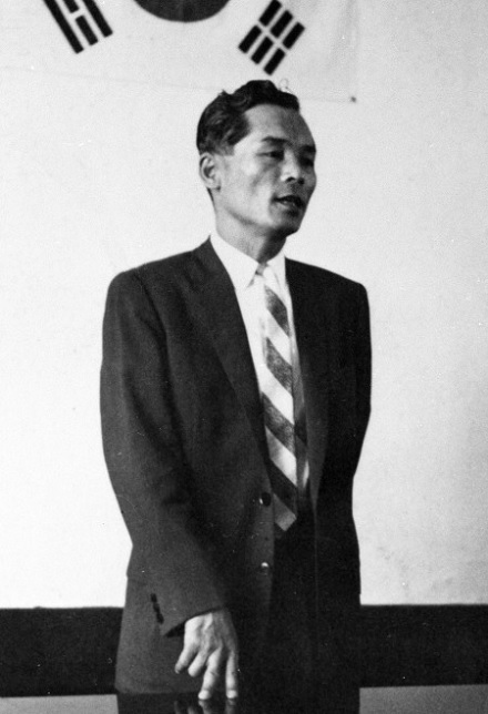 1958년 8월 7일 대한교육보험 개업식에서 미래비전을 제시하는 대산 신용호 / 사진=교보생명