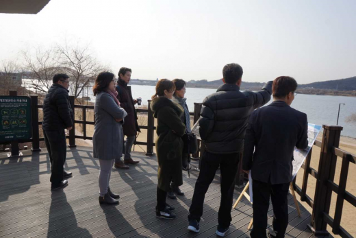 ▲ 문화체육관광부 등 관계자들이 생태테마관광 육성 공모사업에 선정된 고양시 한강하구를 둘러보고 있다. / 사진제공=고양시