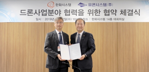 정석홍 한화시스템 사업본부장(오른쪽)과 송재근 유콘시스템 대표가 27일 한화시스템 서울 사업장에서 드론 및 무인기 분야 포괄적 업무 협력’을 위한 양해각서를 체결했다. / 사진=한화시스템