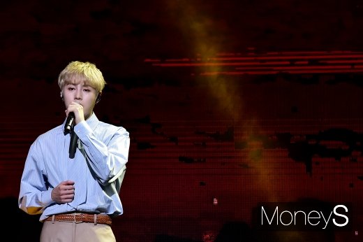 [머니S포토] 홀로서기 하성운, '귓가에 들리는 듯한 너의 목소리'