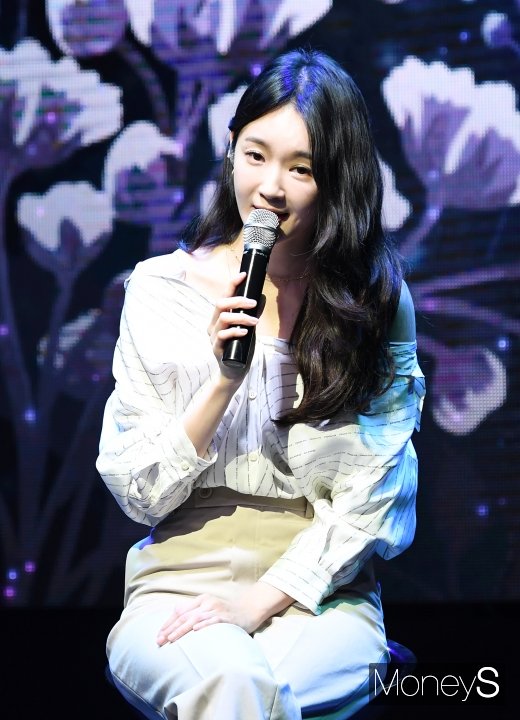 [머니S포토] 강민경, 무대에서도 돋보이는 꽃미모