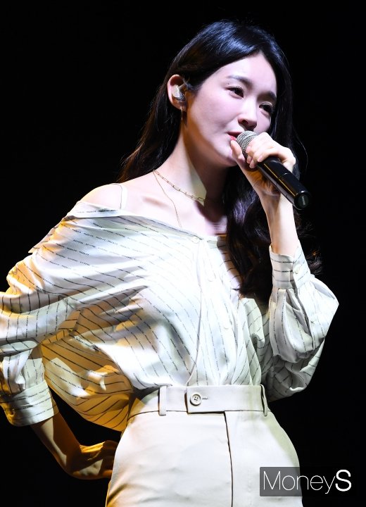 [머니S포토] 강민경, 빈틈없는 옆모습
