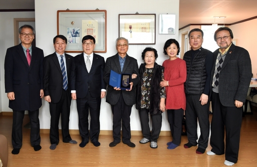 ▲27일 광주시가 3·1독립운동 및 임시정부 수립 100주년을 맞아 광주시 장지동에 위치한 독립유공자 후손 송재석씨의 자택을 방문해 ‘독립유공자 명패 달아드리기’ 행사를 진행했다. / 사진제공=광주시청