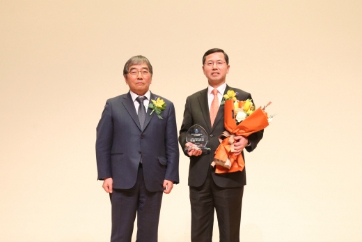 27일 금융감독원이 주관한 ‘1사1교 금융교육 우수 사례 시상식’에서 윤석헌 금융감독원장(왼쪽)과 임영진 신한카드 사장이 기념 촬영을 하고 있다. /사진=신한카드