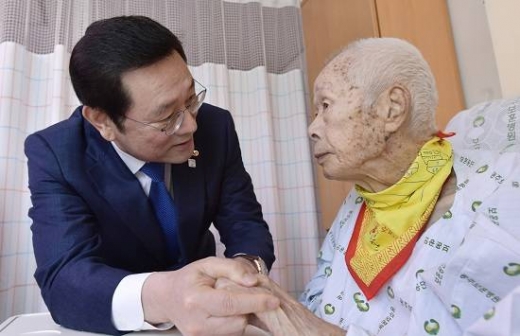 이용섭 광주광역시장이 제100주년 3·1절을 앞두고 27일 오전 광산구 광주보훈병원에서 요양중인 독립운동 애국지사 이기환(95) 옹을 찾아 위문하고 있다./사진제공=광주광역시