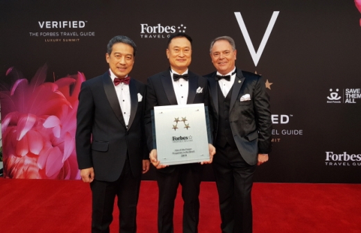 27일 미국 LA의 더 베벌리 힐튼 호텔에서 포브스 트래블 가이드(Forbes Travel Guide) 시상식이 열린 가운데 호텔신라 최창현 호텔&레저부문장과 이정호 호텔사업부 마케팅팀장이 필립 보옌 포브스 트래블 가이드 최고경영자로부터 5스타 선정 기념패를 받았다. /사진=호텔신라