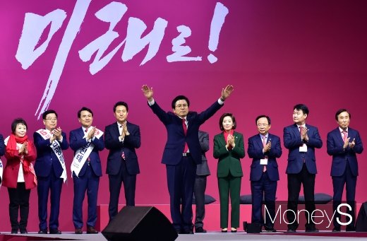 [머니S포토] 자유한국당 신임 당대표에 황교안 선출