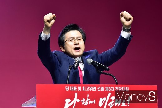 자유한국당의 차기 지도부를 선출하는 '제3차 전당대회'가 27일 경기 일산 킨텍스 제1전시장에서 진행된 가운데 황교안 신임 당대표가 대표 수락연설을 하고 있다. /사진=임한별 기자