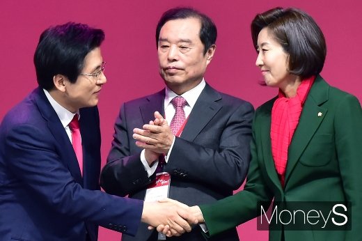 [머니S포토] 자유한국당 새지도부 선출, 손붙잡은 황교안과 나경원