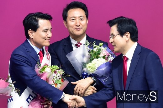 [머니S포토] 김진태·오세훈 후보 축하속에 황교안 자유한국당 새 수장 선출