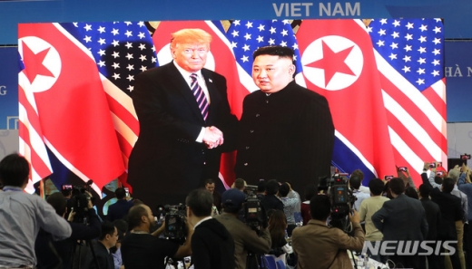 트럼프·김정은, 공개 환담 종료… 20분간 비공개 단독회담 진행 (속보)