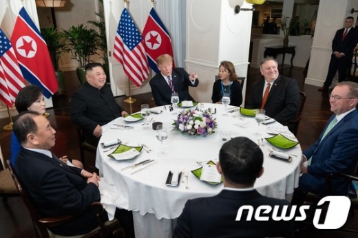 북·미 정상, 만찬 종료 후 숙소로 복귀… 첫날 공식행사 마무리 (속보)