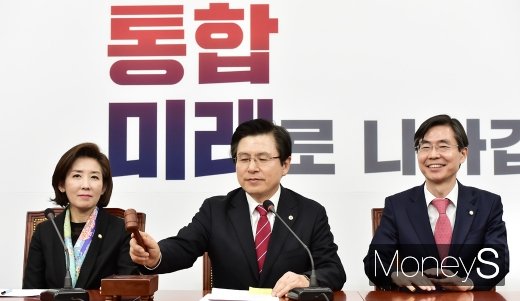 [머니S포토] 탕탕탕! 황교안 체제 돌입한 자유한국당