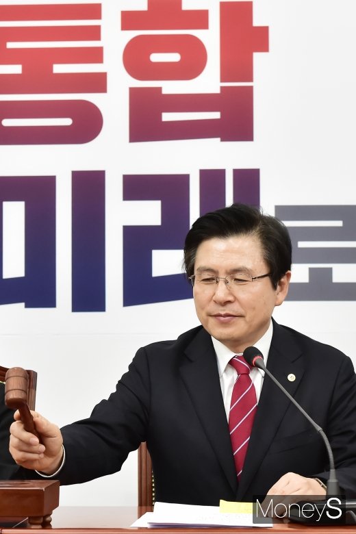 [머니S포토] 의사봉 두드리는 황교안 한국당 대표