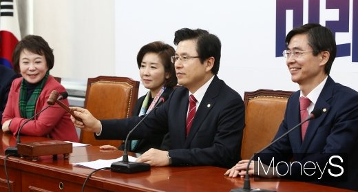 [머니S포토] 자유한국당 첫 최고위 회의 주재하는 황교안 신임 대표