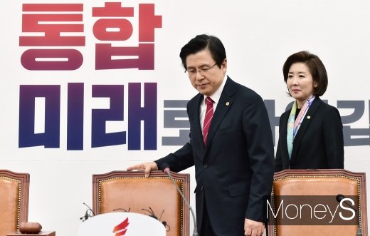 [머니S포토] 황교안·나경원, 새롭게 꾸려진 자유한국당 지도부