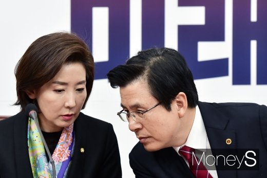 [머니S포토] 자한당 최고위 회의, 귀엣말 나누는 황교안·나경원