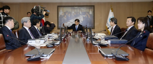 이주열 한국은행 총재가 28일 오전 서울 중구 한국은행에서 열린 금융통화위원회 본회의 개시를 알리는 의사봉을 두드리고 있다. /사진=뉴스1 DB