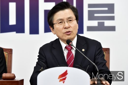 [머니S포토] 한국당 신임 지도부 첫 회의 주재하는 황교안