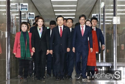 [머니S포토] 출범 황교안 호, 첫 최고위 참석 '위풍당당'