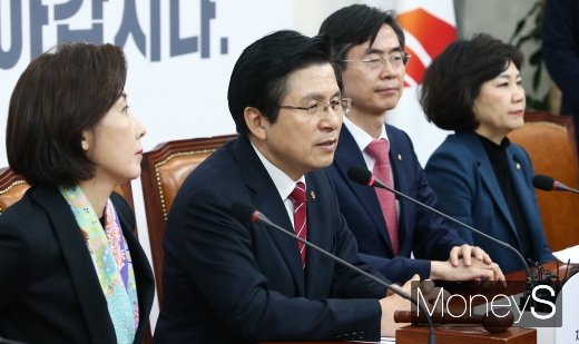 [머니S포토] 새롭게 꾸린 한국당 최고위, 전당대회 난입 민노총 강하게 질타