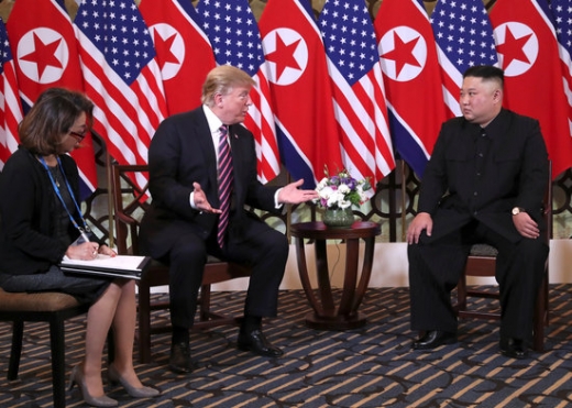 27일 오후 6시35분(현지시간)쯤 베트남 하노이 메트로폴호텔에서 약 8개월 만에 재회한 도널드 트럼프 미국 대통령(왼쪽)과 김정은 북한 국무위원장. /사진=로이터