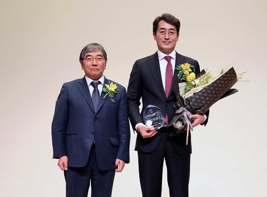 : 지난 27일 여의도 소재 금융감독원 대강당에서 열린 2018년 ‘1사1교 금융교육’ 우수사례 시상식에서 금융감독원장상을 수상한 메리츠화재 김용범 대표이사(오른쪽)가 윤석헌 금융감독원장과 기념사진을 찍고 있다. / 사진=메리츠화재