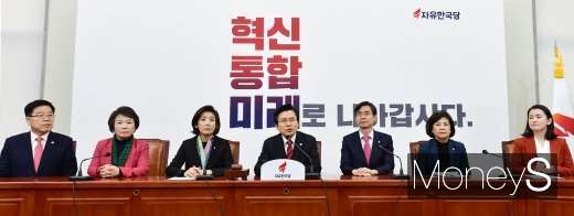 [머니S포토] 첫발 황교안호, 새 마음으로 변화시도