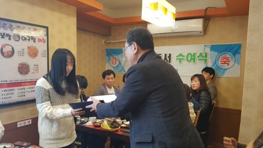 ▲ 장학증서 수여. / 사진제공=여주시