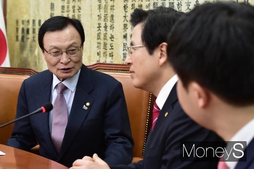 [머니S포토] 황교안 대표와 환담 나누는 이해찬 대표