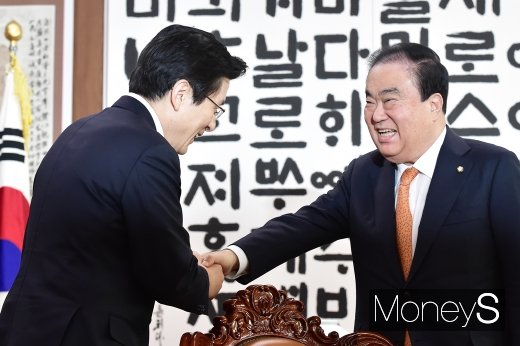 [머니S포토] 문희상 의장 예방하는 황교안 대표
