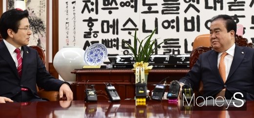 [머니S포토] 환담 나누는 문희상-황교안