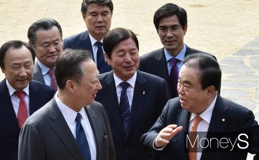 [머니S포토] 문희상·박용만 무슨 대화 오갔나?