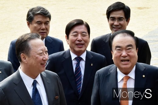 [머니S포토] 웃음 터진 정재계 인사