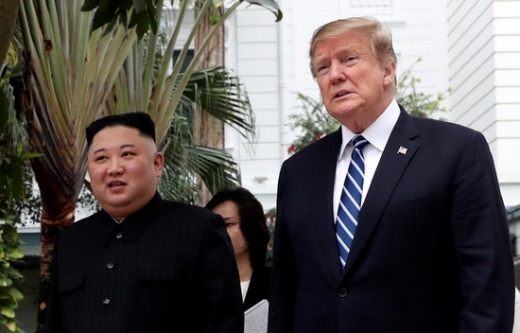 김정은 북한 국무위원장과 도널드 트럼프 미국 대통령이 메트로폴호텔 정원을 거닐고 있다./사진=로이터
