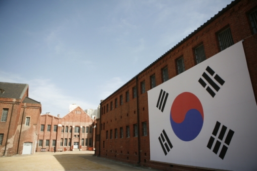 서대문형무소역사관에 걸린 대형 태극기. /사진=한국관광공사