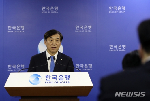 이주열 한국은행 총재가 28일 오전 서울 중구 세종로 한국은행 기자실에서 열린 기자간담회에 참석해 브리핑을 하고 있다. /사진=뉴시