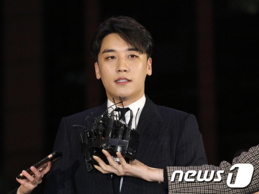 자신이 운영에 참여했던 클럽 버닝썬에서 '성접대'를 한 의혹을 받고 있는 가수 승리(본명 이승현)가 27일 오후 서울 종로구 서울지방경찰청으로 출석하고 있다. /사진=뉴스1