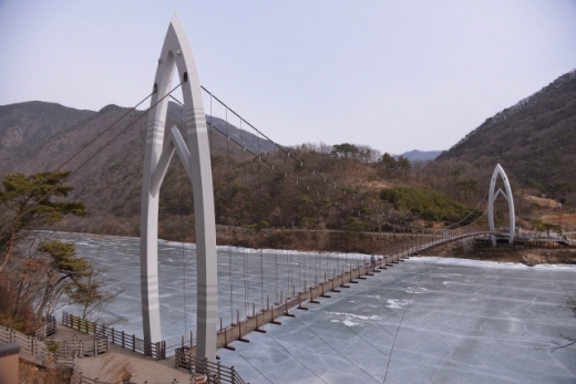 괴산호에 놓인 연하엽 구름다리. /사진=한국관광공사