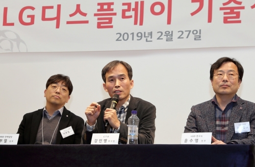 왼쪽부터 이부열 LG디스플레이 R&D 전략담당 상무, 강인병 LG디스플레이 최고기술책임자 부사장, 윤수영 LG디스플레이 연구소 전무. /사진=LG디스플레이