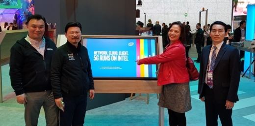 MWC 2019 인텔 부스에 방문한 3사 관계자들. 왼쪽부터 석상옥 네이버랩스 대표, 박원기 NBP 대표, 캐롤라인 챈 인텔 5G비지니스인큐베이션 담당 임원, 이용규 KT 5G플랫폼개발단장. /사진=네이버