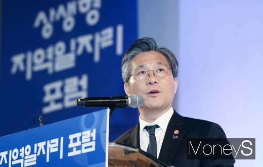 [머니S포토] 성윤모 장관 