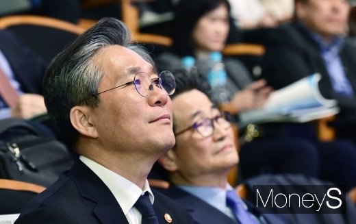 [머니S포토] 상생형 지역 일자리 포럼 경청하는 성윤모 장관