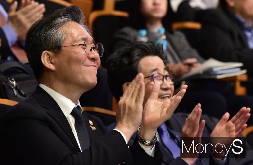 [머니S포토] 상생형 지역일자리 포럼, 환한 미소 보이는 성윤모 장관