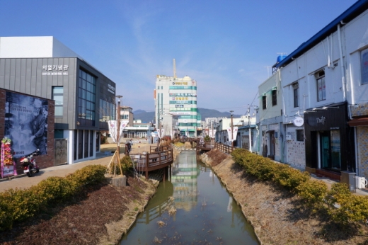 의열기념관 앞을 흐르는 해천. /사진=한국관광공사