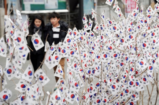 서울 종로2가 탑골공원 앞에 진열된 ‘태극기 나무’ 사이를 시민들이 지나가고 있다./사진=머니투데이DB @머니S MNB, 식품 외식 유통 · 프랜차이즈 가맹 & 유망 창업 아이템의 모든 것