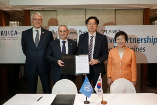 코이카(KOICA)는 27일(현지시각) 필리핀 마닐라 소재 페닌슐라 호텔에서 국제연합식량농업기구(FAO)와 ‘KOICA-FAO 민다나오 지속가능 개발을 위한 농업 비즈니스 강화사업’ 협력 약정을 체결했다. 신명섭 코이카 필리핀 사무소장(가운데 우측)과 호세 루이스 페르난데스 필게라스 국제연합식량농업기구(FAO) 필리핀 사무소장(가운데 좌측)이 약정을 체결한 후, 이미경 코이카 이사장(우측 첫번째), 올라 알그렌 UN 상주 코디네이터(좌측 첫번째)와 기념사진을 촬영하고 있다. /사진=코이카