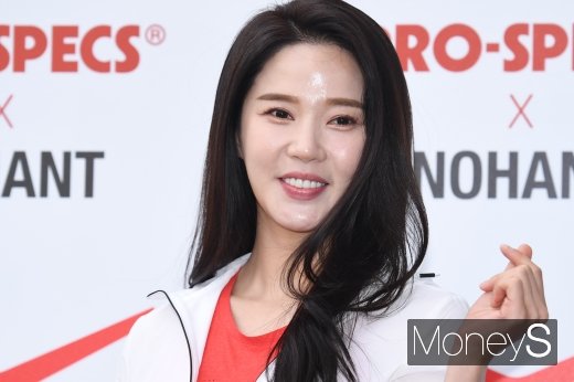 [머니S포토] 레이양, 반짝이는 꿀피부