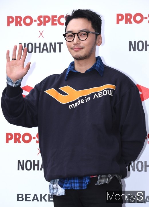 [머니S포토] 변요한 '상남자의 여심 흔드는 손인사'